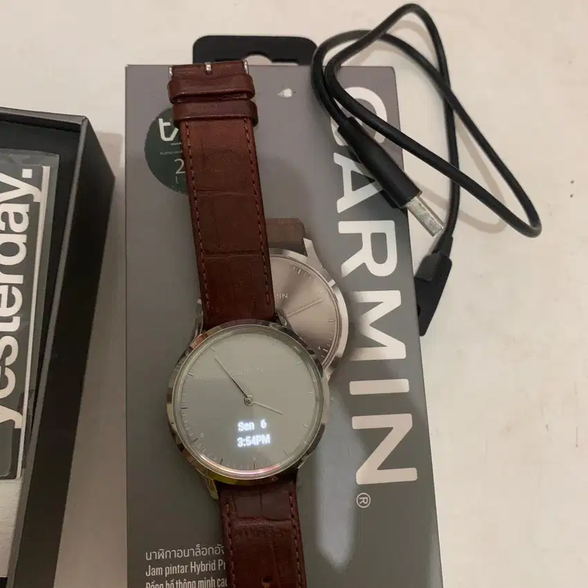 Garmin vivomove hr like new