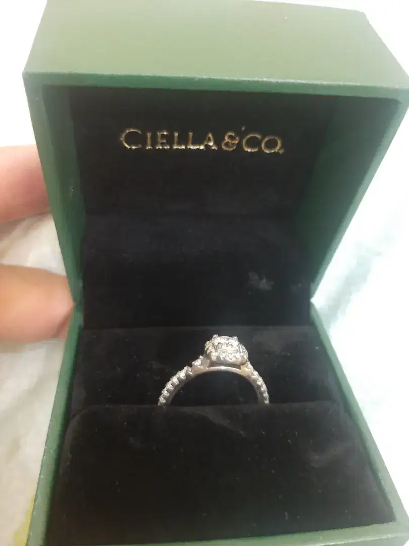 Cincin berlian emas putih