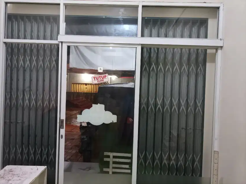 Partisi kaca dan pintu aluminium buat Ruko