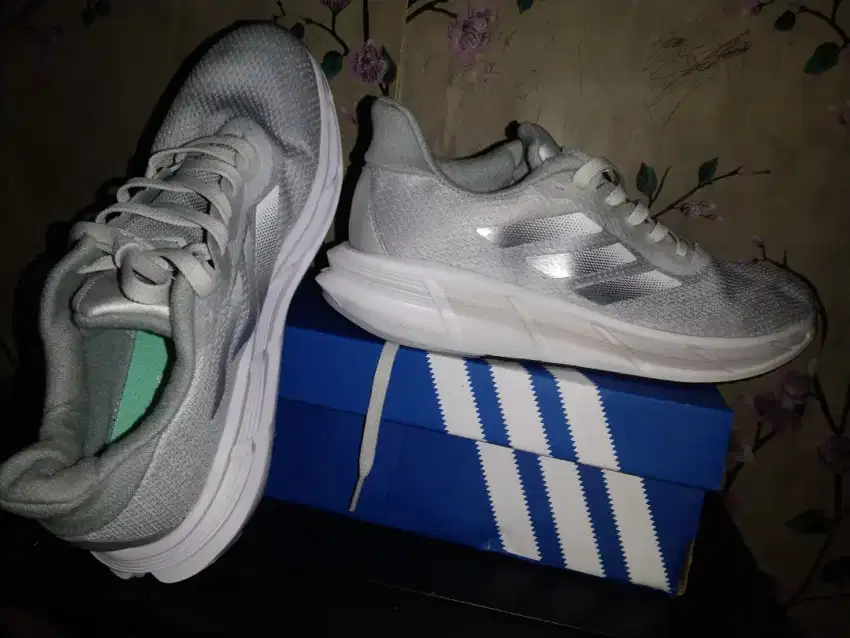 Sepatu running adidas