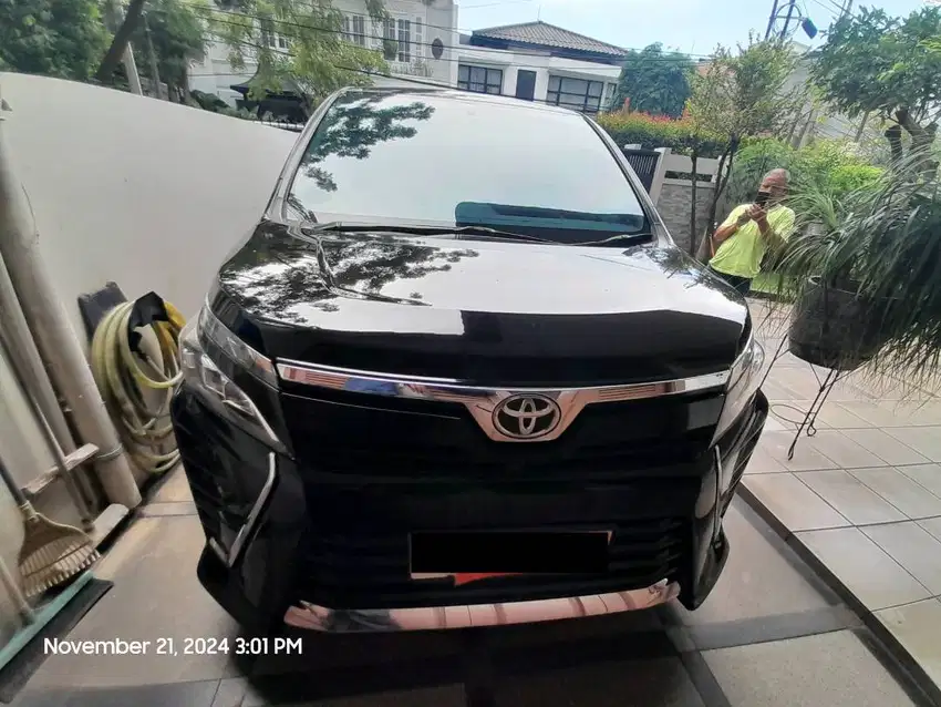 TDP (41JT) Toyota VOXY 2.0 AT 2018 Hitam