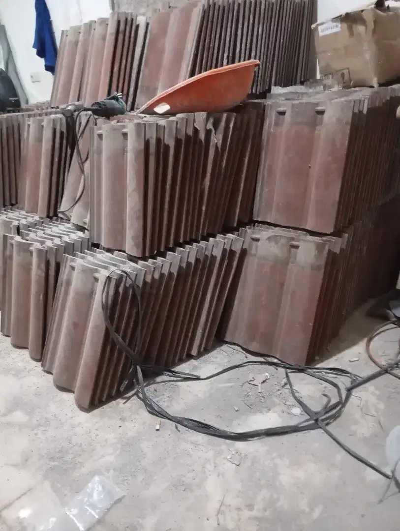 Jual genteng beton bekas bongkaran kurang lebih 1.000 pcs