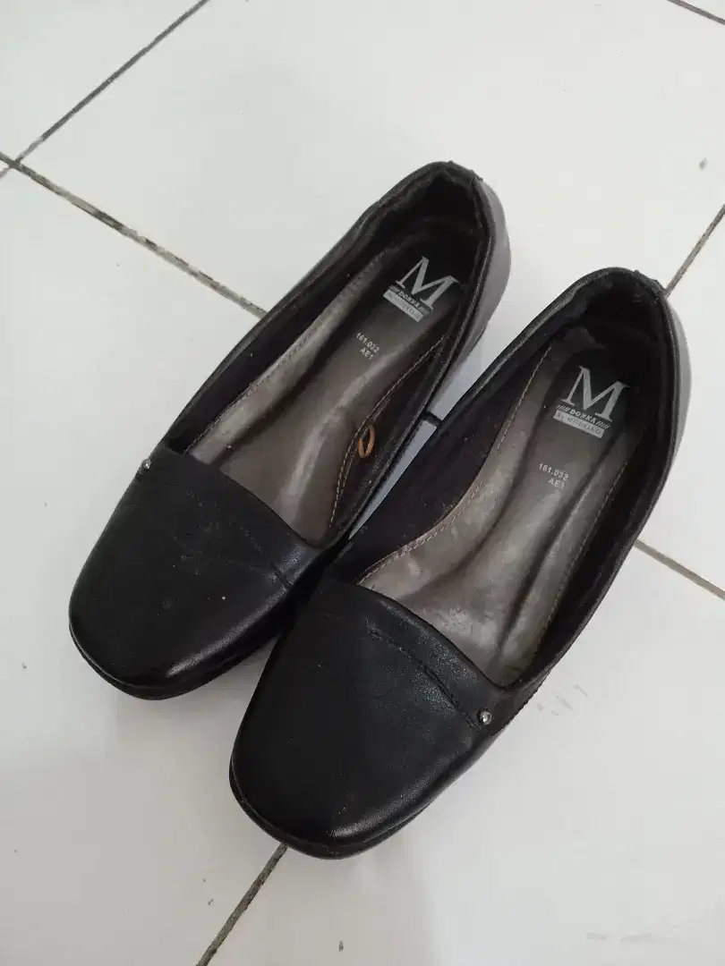 Sepatu pantofel wanita hitam by Modello