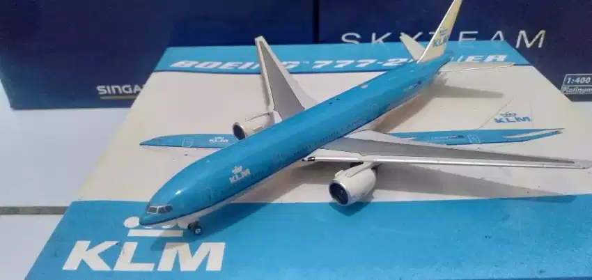 Diecast Pesawat KLM Boeing B777 200 Original Phoenix skala 1/400