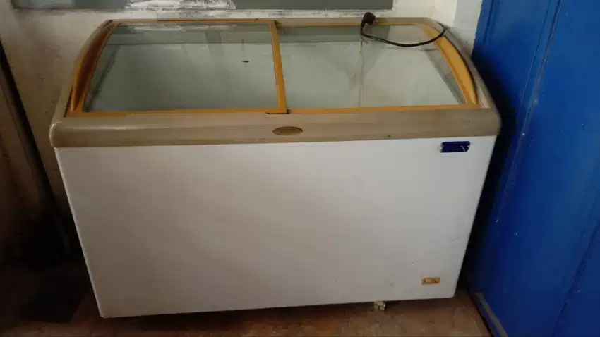 Freezer Kapasitas 330 L