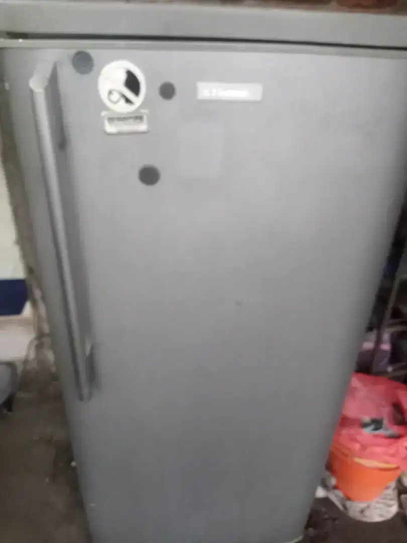 Dijual kulkas seken 1  merek Electrolux.