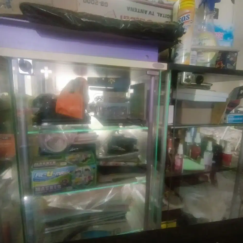Jual 4 lemari kaca (bekas) di Jakarta Barat @Rp 650K