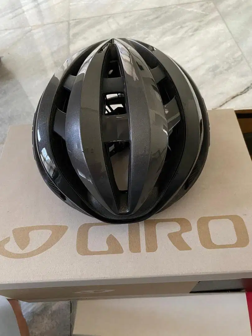 Helm sepeda giro aether