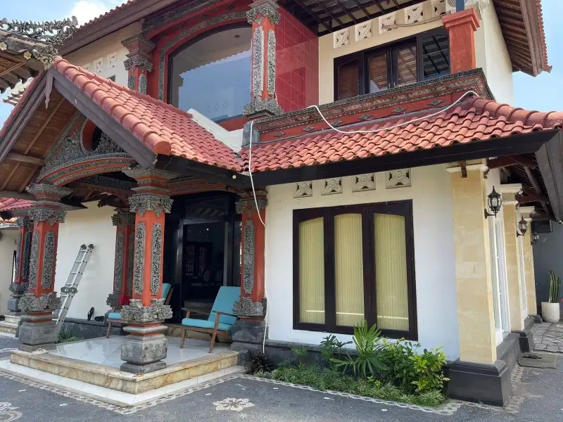 RUMAH 2 LANTAI DENGAN ARSITEKTUR BALI CLASSSIC