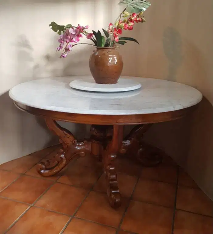 Meja marmer bulat diameter 150cm plus puteran tengahgah