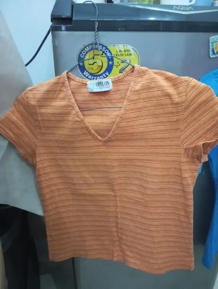 Baju kaos lengan pendek dan sweater lengan panjang