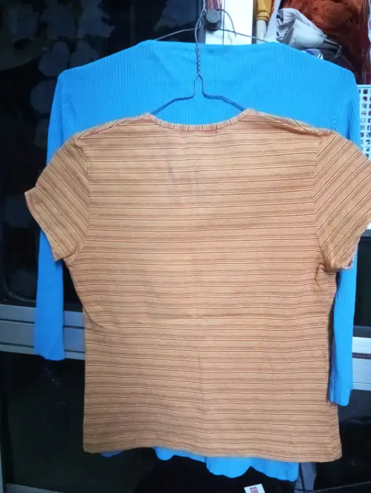 Baju kaos lengan pendek dan sweater lengan panjang