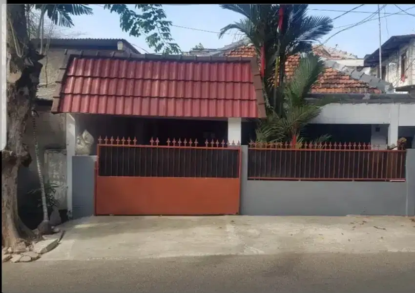 Dijual Rumah Bagus dan Strategis di Jl. Raya Ramai Jakarta Pusat