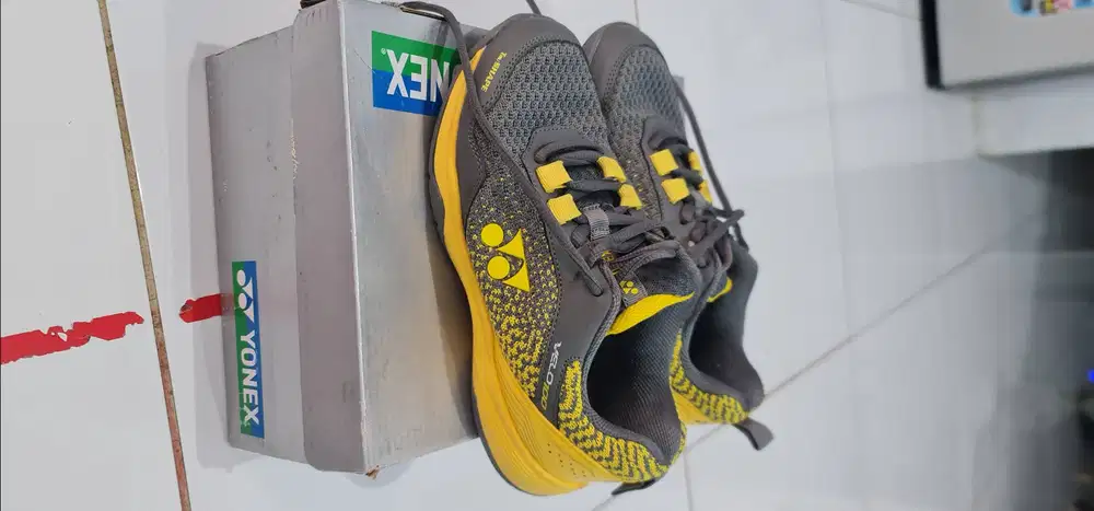Preloved Sepatu Badminton Yonex Wanita size 37