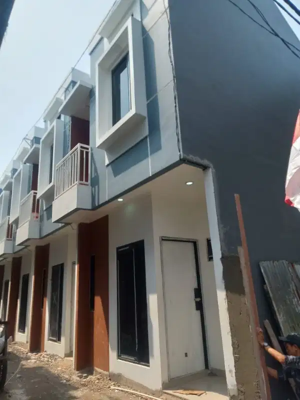 Di Jual Rumah Murah Strategis 2 Lantai Dekat Dengan  Pasar Pramuka