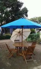 tenda outdoor,meja makan bulat,payung parasol,kursi cafe,kursi lipat