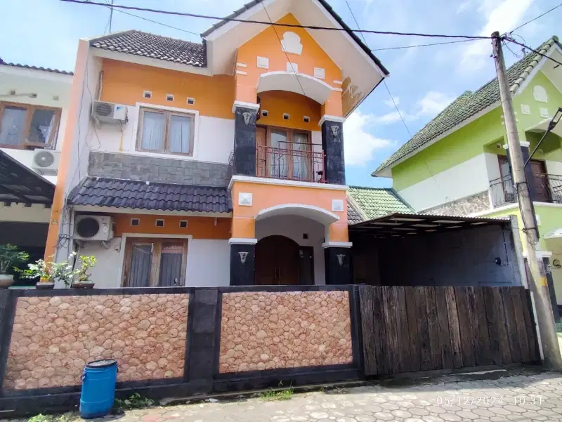 Rumah Cantik Bangunan 2 Lt dlm Perum dekat SKE & Jogja City Mall