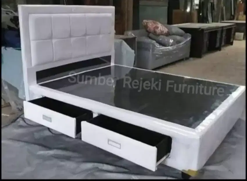 DIVAN/TEMPAT TIDUR LACI