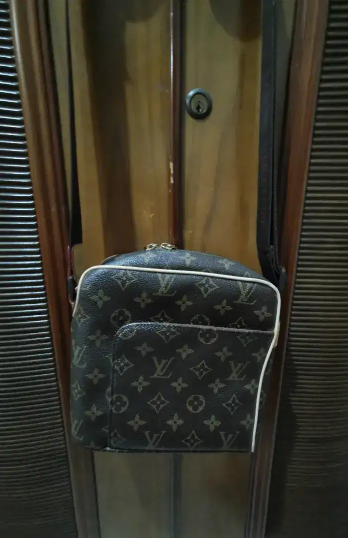 Tas selempang LV pria