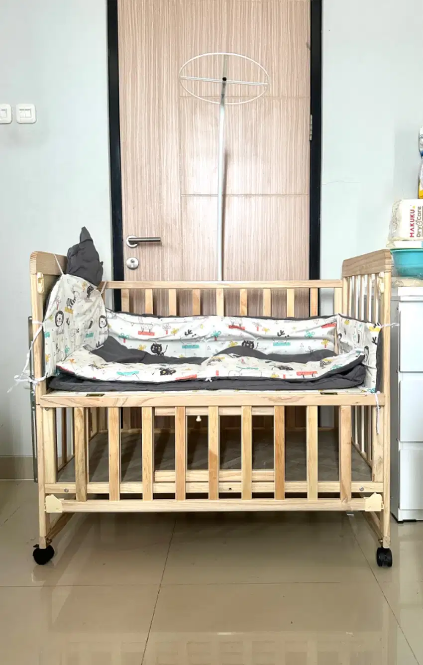 Tempat Tidur Bayi Kayu Multifungsi