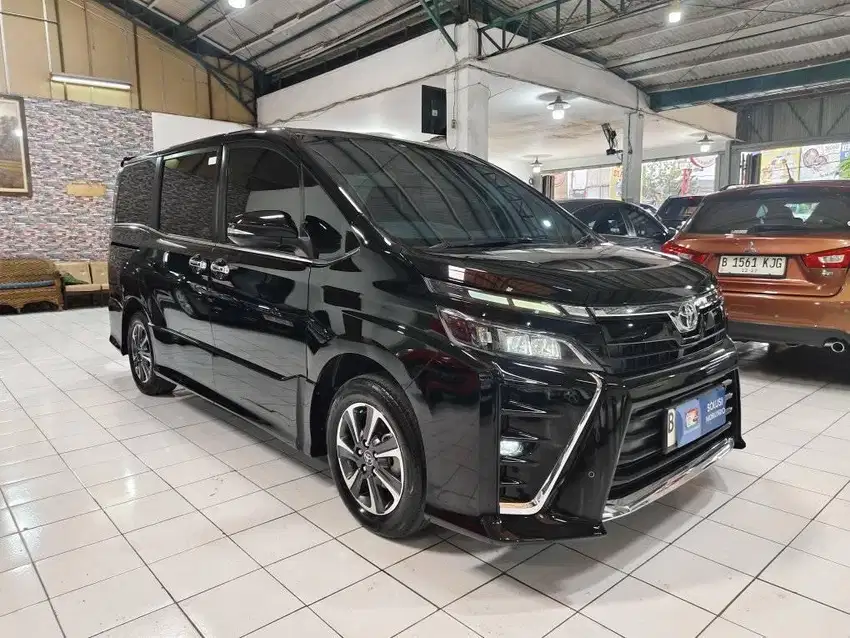 TOYOTA VOXY 2.0 AT TAHUN 2019 Hitam original