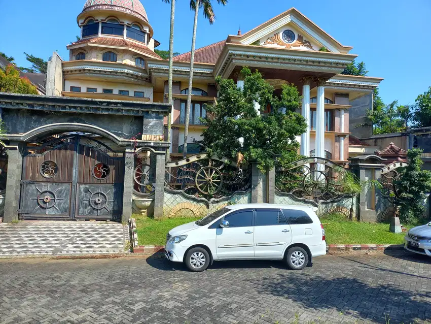 DIJUAL RUMAH MEWAH DI JALAN TELAGA GOLF UTAMA ARAYA MALANG