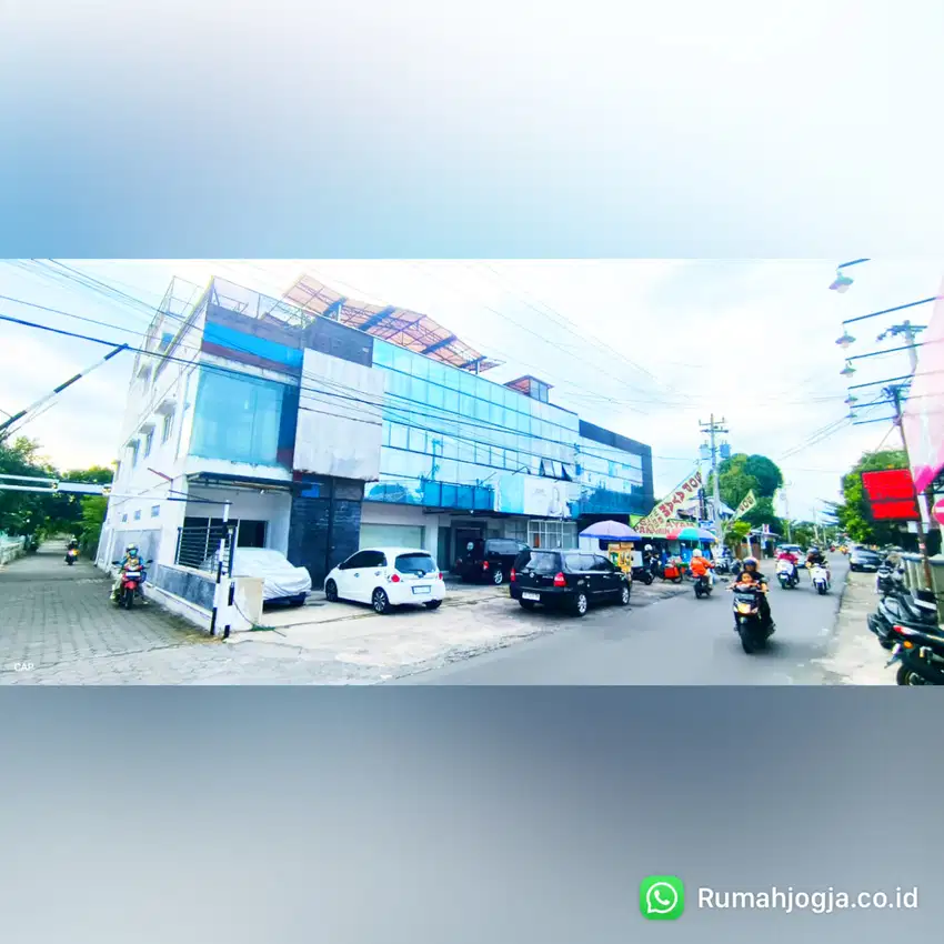 gedung dan ruang usaha pinggir jalan utama sorowajan