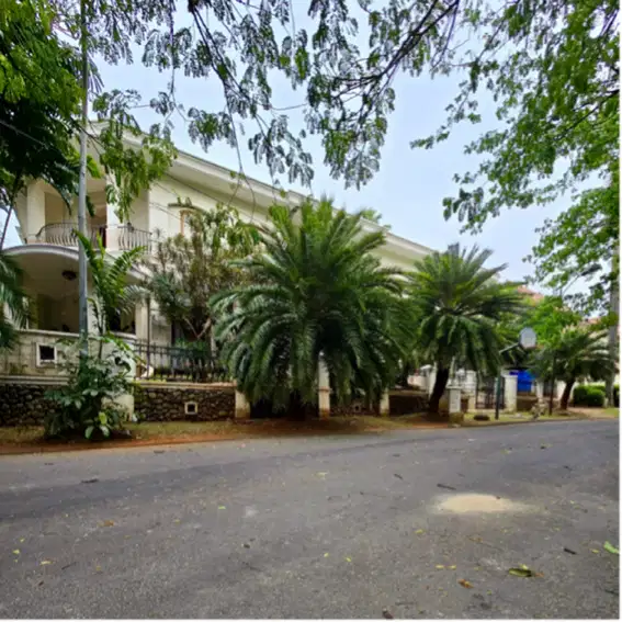 Rumah Pondok Indah Depan Taman Jalan Lebar