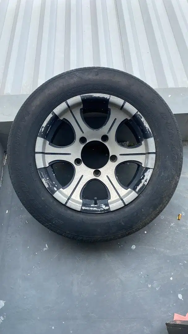 Dunlop 205 / 65 / R15  Dijual apa adanya...  Bekas ban serep...