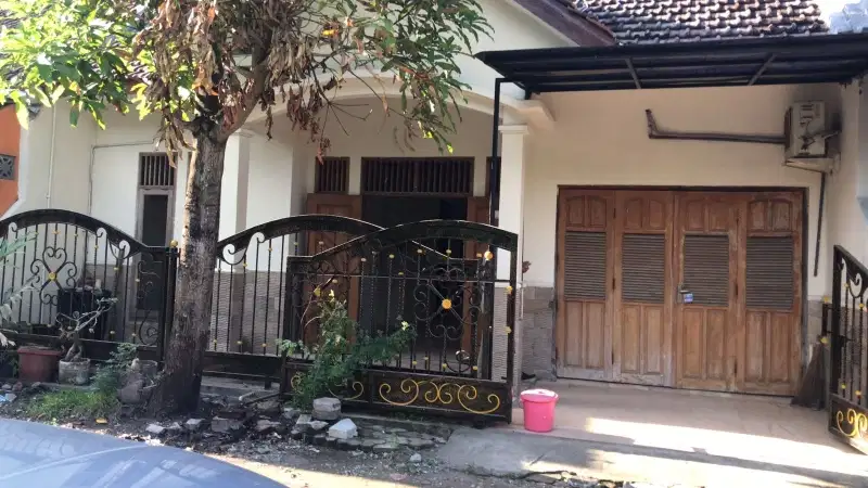 JUAL  RUMAH MURAH D MJOKERTO  PERUM  1 1 /2 LANTAI  SIAP  HUNI