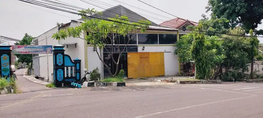 Rumah dan gudang lokasi Jalan Raya