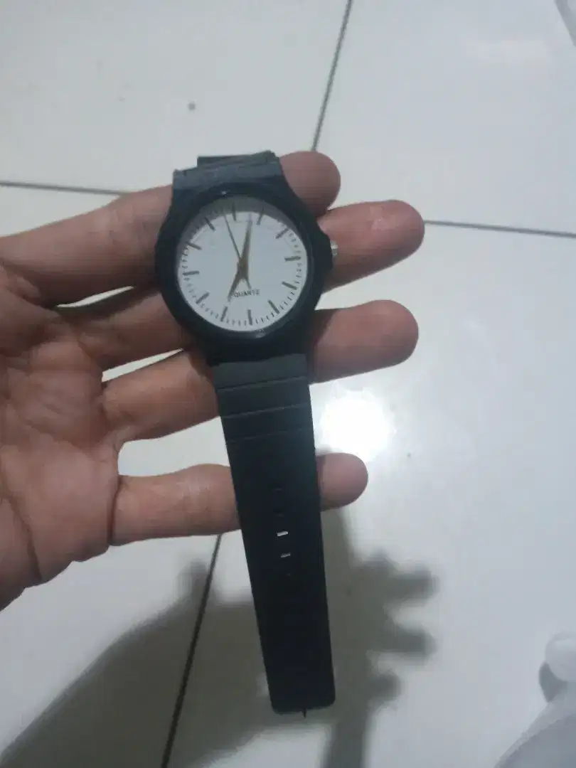 Jam tangan hitam