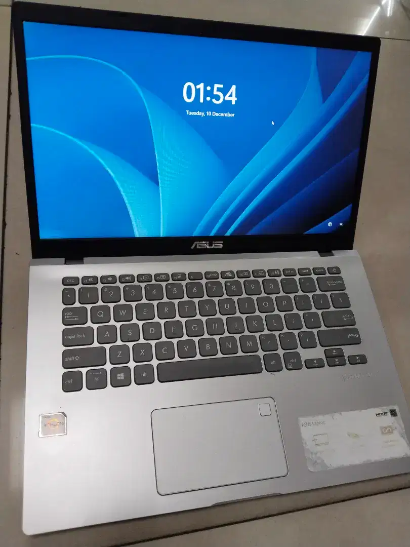 Dijual asus Vivobook Warna silver Ram 8GB DDR4 SSD 256GB Win 11