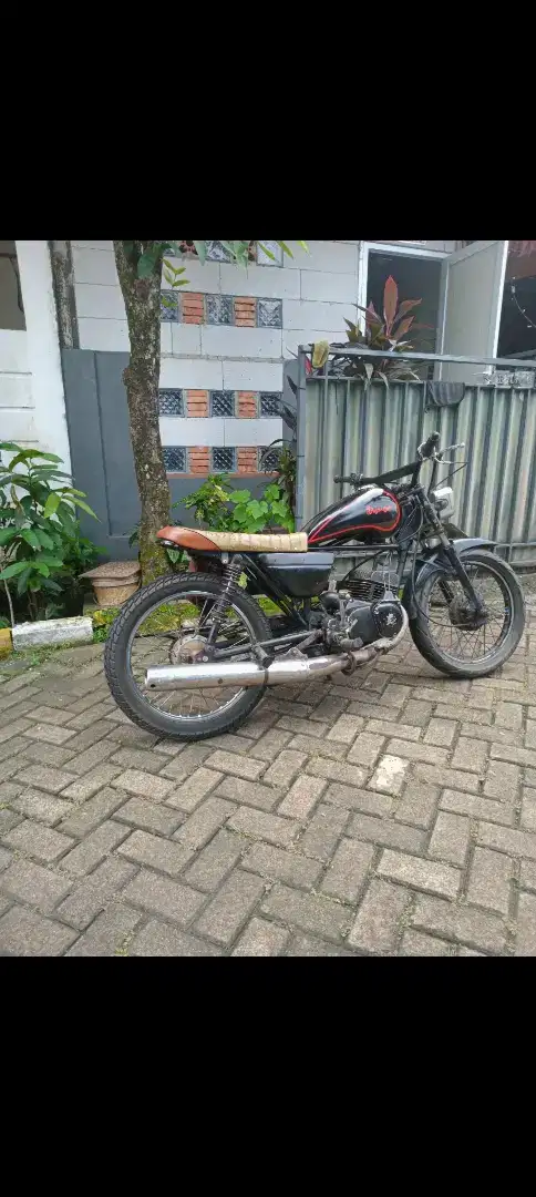 Suzuki gp100 2tak sudah costum