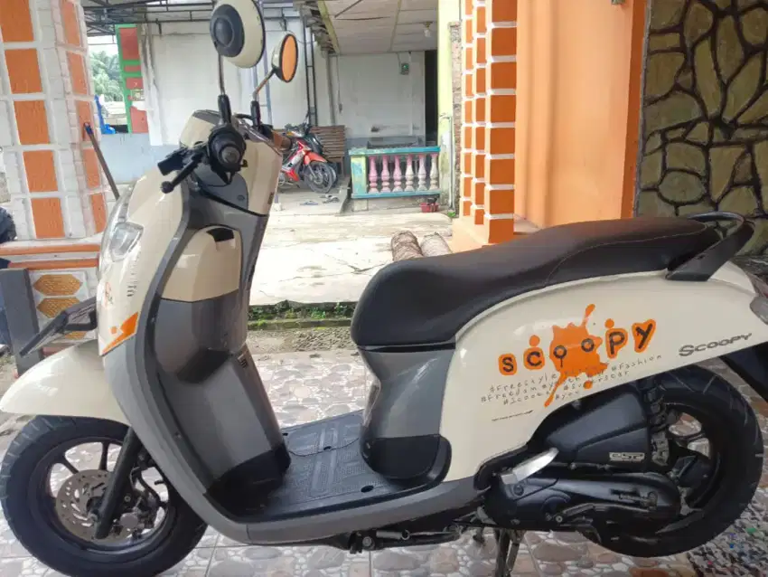 Scoopy 2017 FI Donut Putih Tangan Pertama