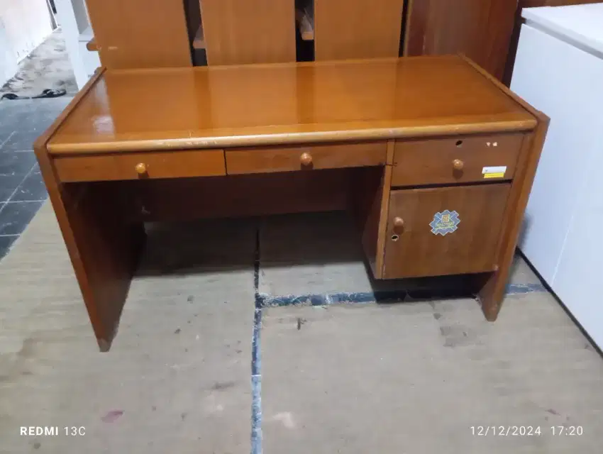 Meja kantor kayu