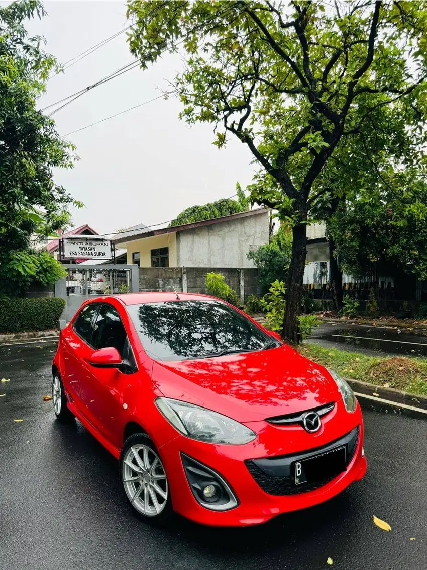 Mazda 2 1.5R Hatchback Merah Merona Ganteng Ganz