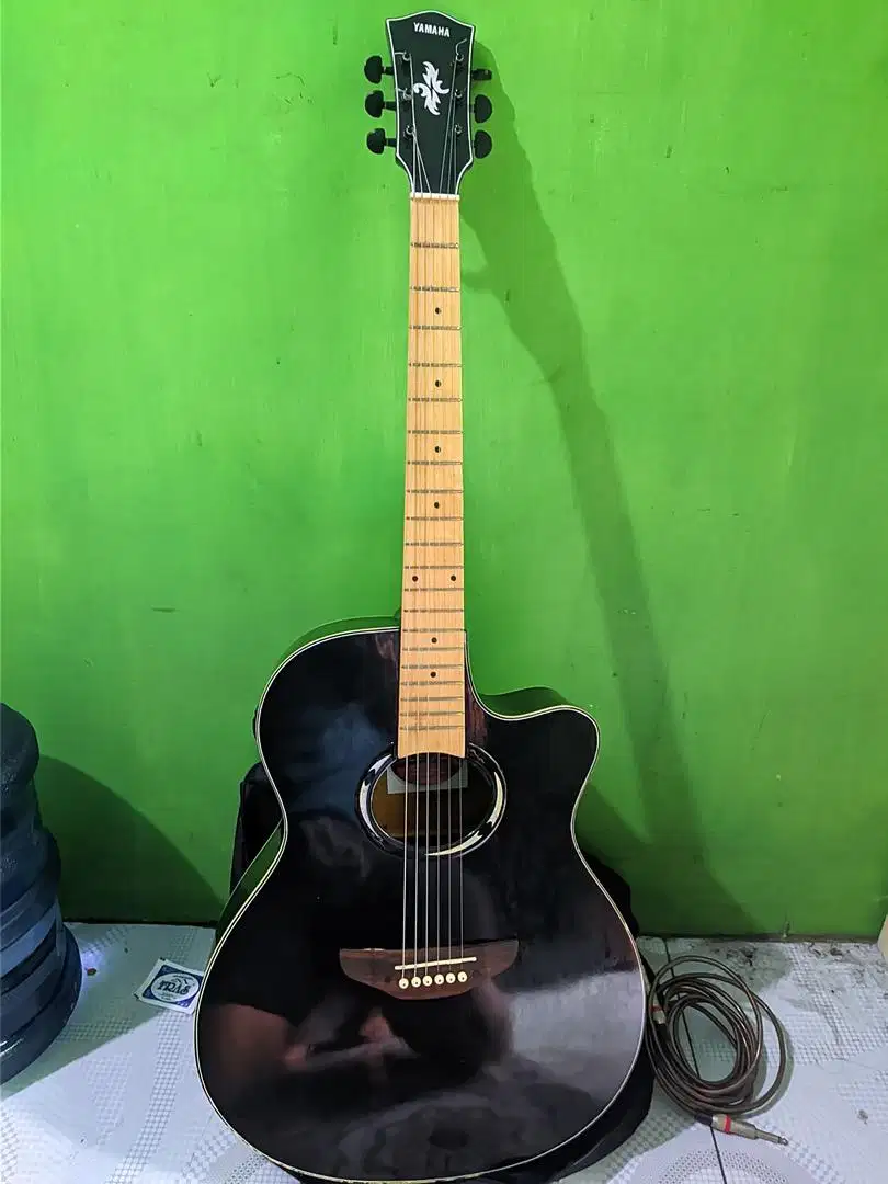 Gitar akustik yamaha