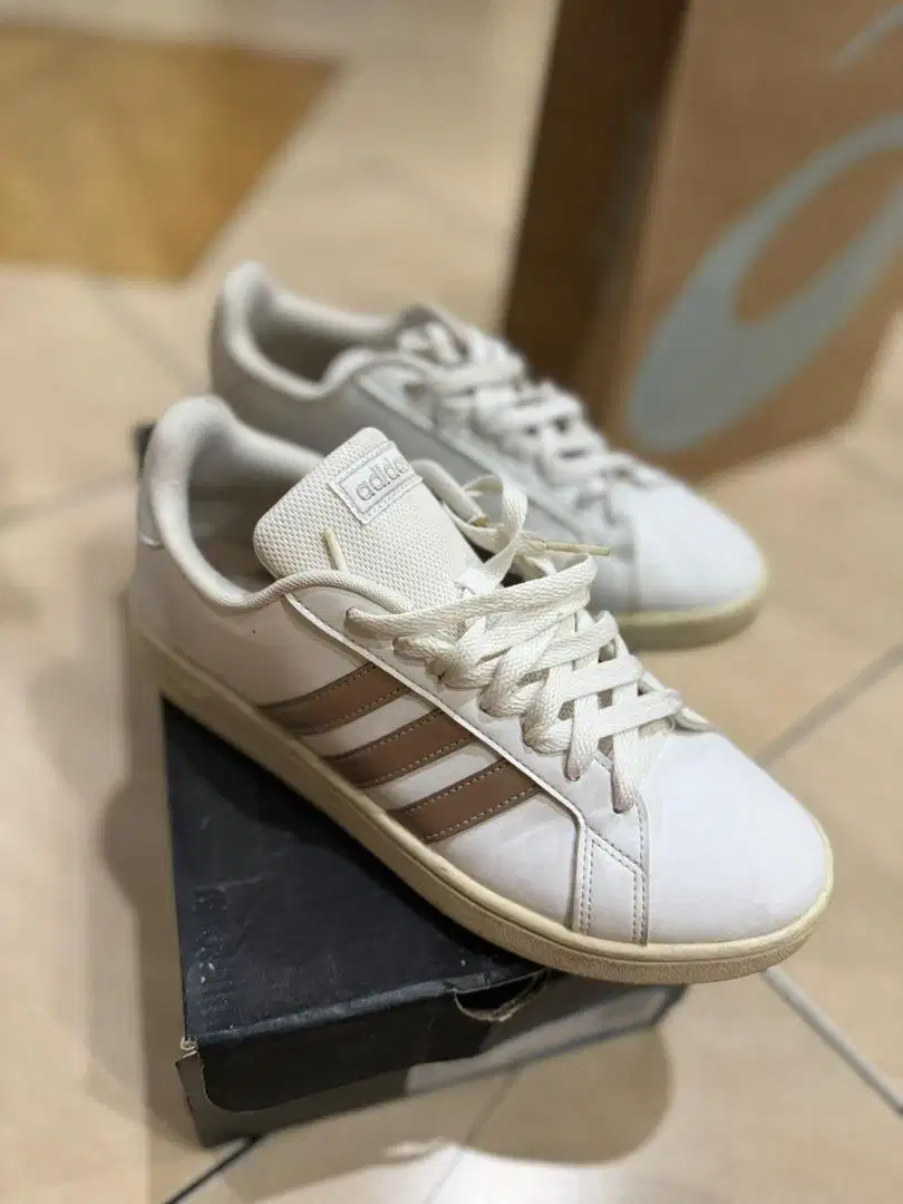 Sepatu Adidas court