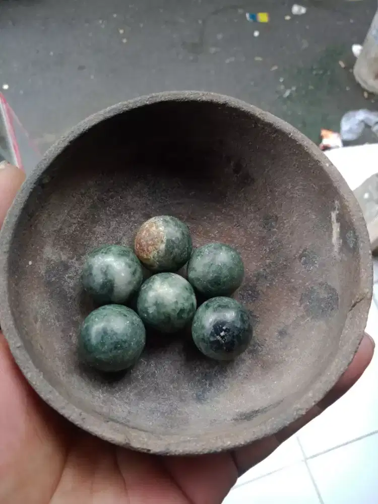 Kelereng dari batu giok aceh