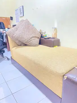 Di jual 1 set Kasur, meja kursi sofa