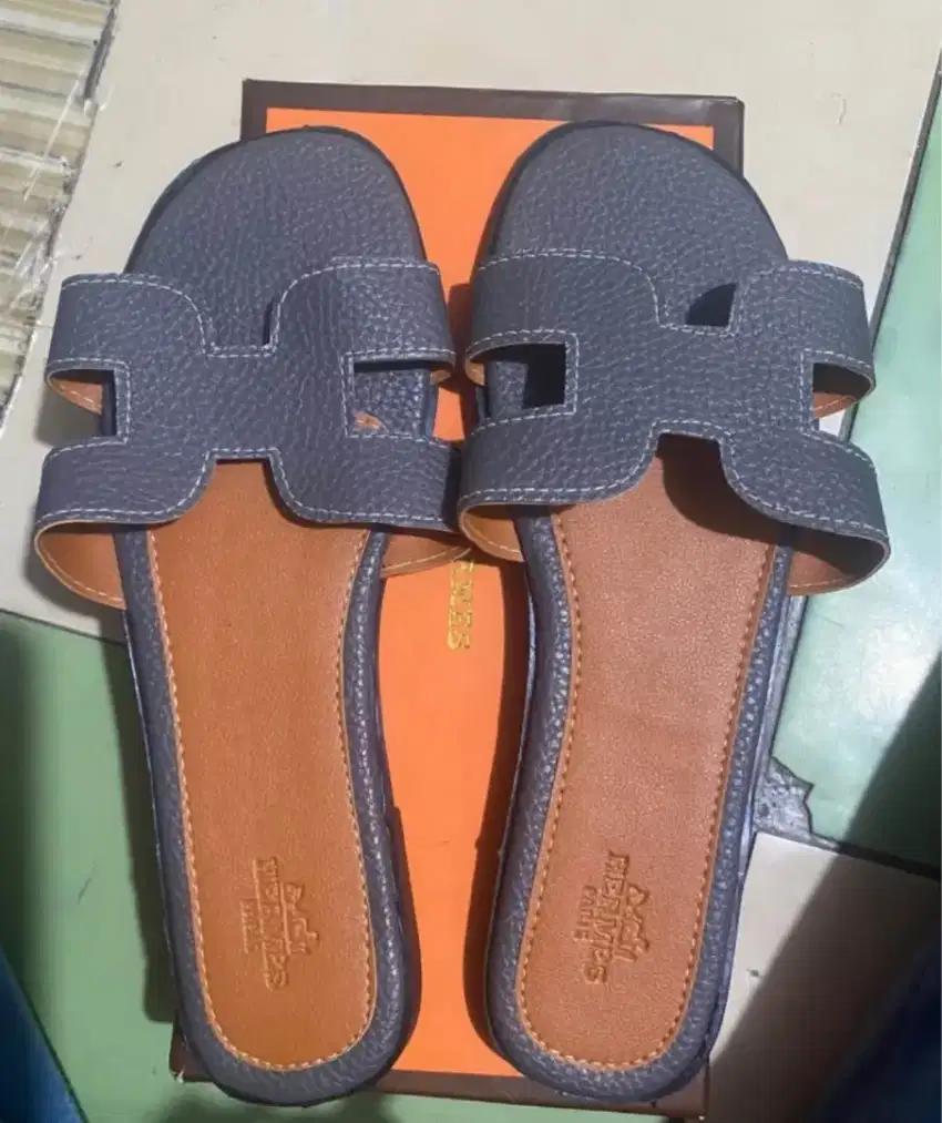 Sandal bahan kulit Hermes