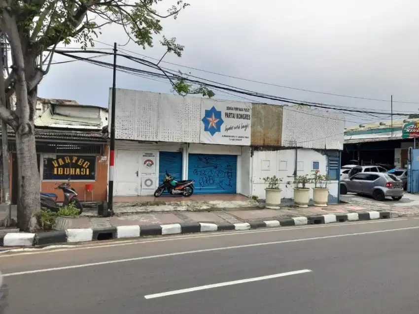 Dijual cepat tanah + bangunan pinggir jalan Raya Pramuka