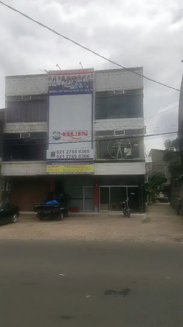 Disewakan Ruko 3 lantai , pinggir Jalan Ramai