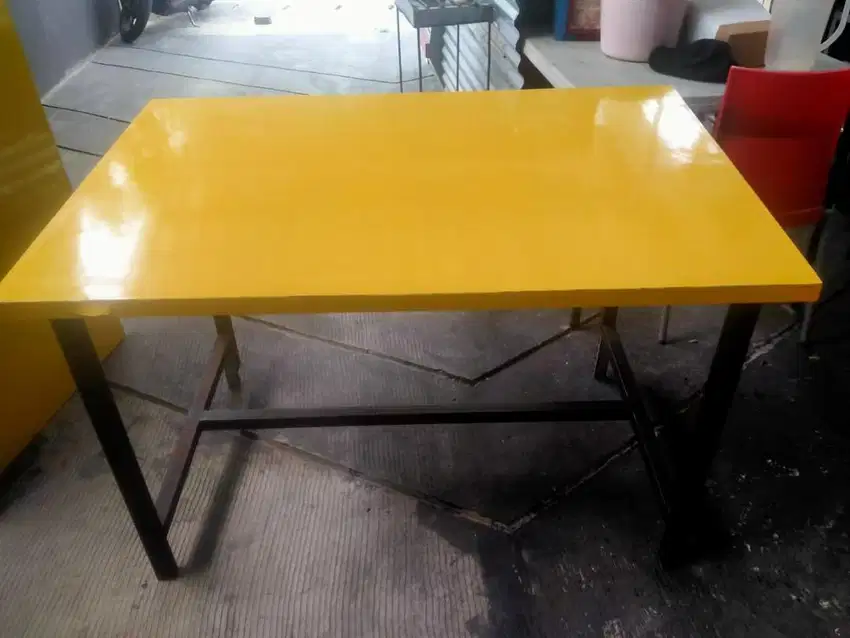 Meja makan besi kuning ukuran T 77 x L 80 x P 120