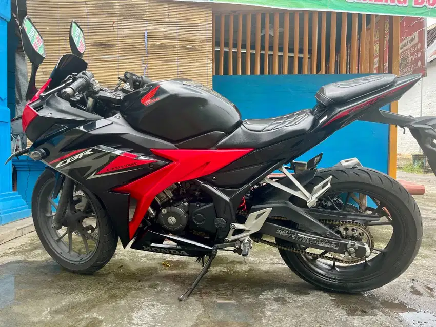 Jual cepat motor Honda CBR150R tahun 2019 warna merah hitam