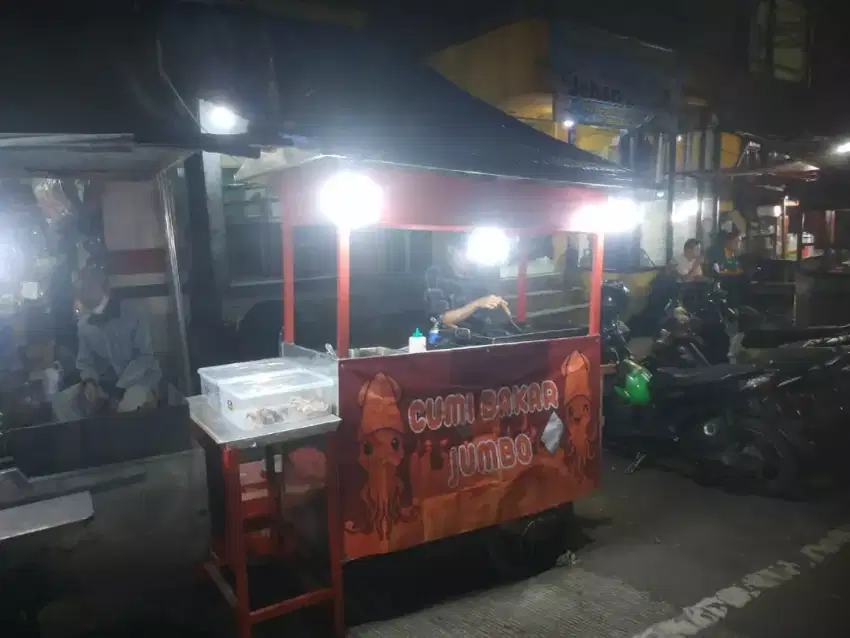 Gerobak bekas jualan cumi bakar