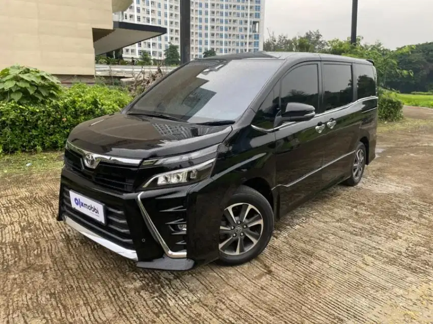 Pajak Panjang Toyota Voxy 2.0 Bensin-AT 2018 Hitam WRM