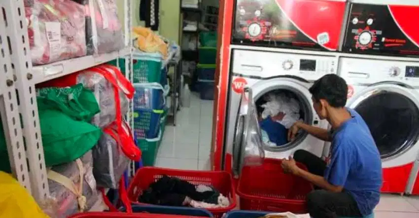 KARYAWAN SETRIKA UAP LAUNDRY