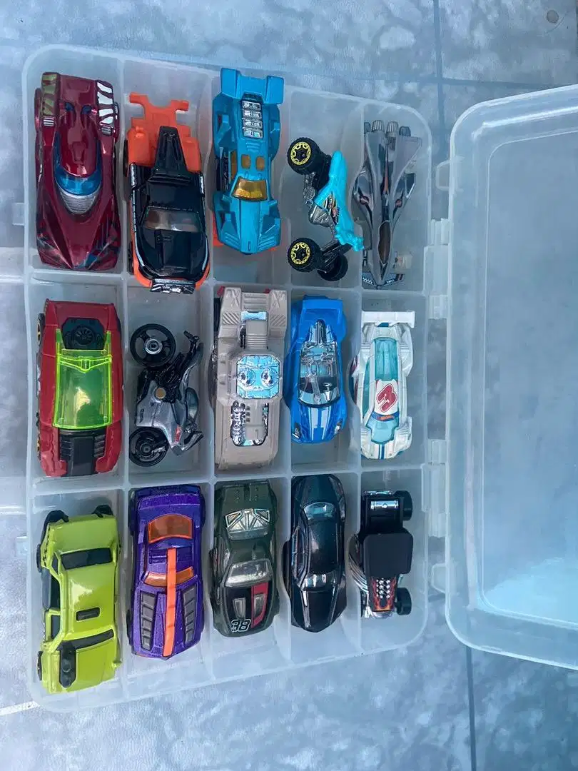 HOTWHEELS 1 BOX ISI 15 MOBIL FANTASI